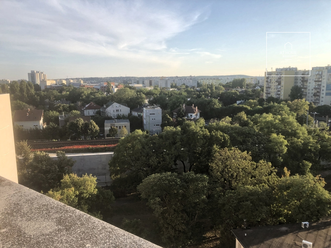 Körpanorámás legfelső emeleti lakás 25nm-es terasszal a XI. kerületben