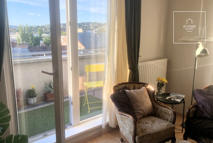 Körpanorámás legfelső emeleti lakás 25nm-es terasszal a XI. kerületben