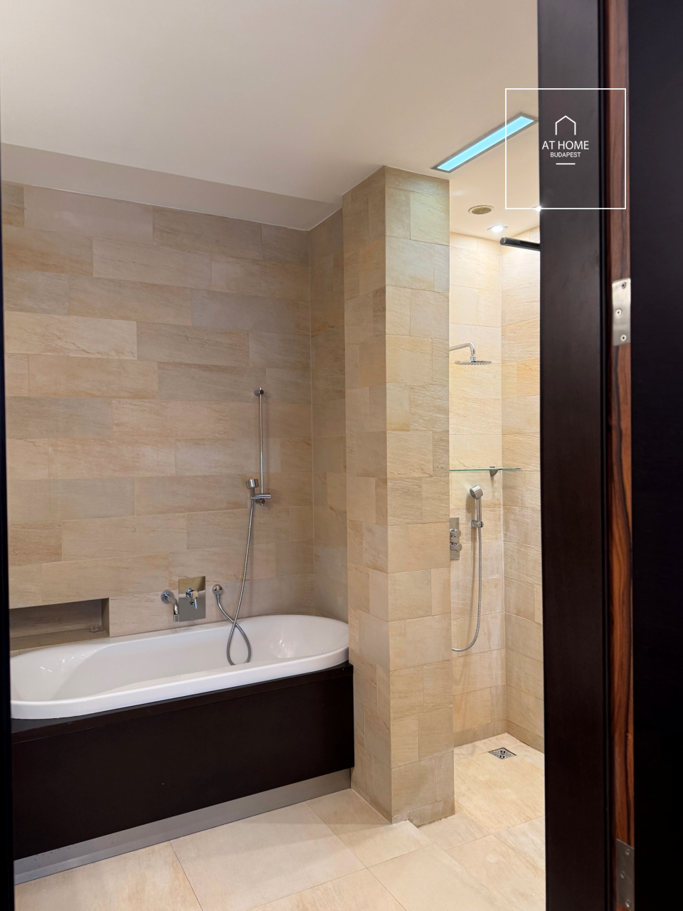 Renovated panoramic corner apartment in the city center, District V