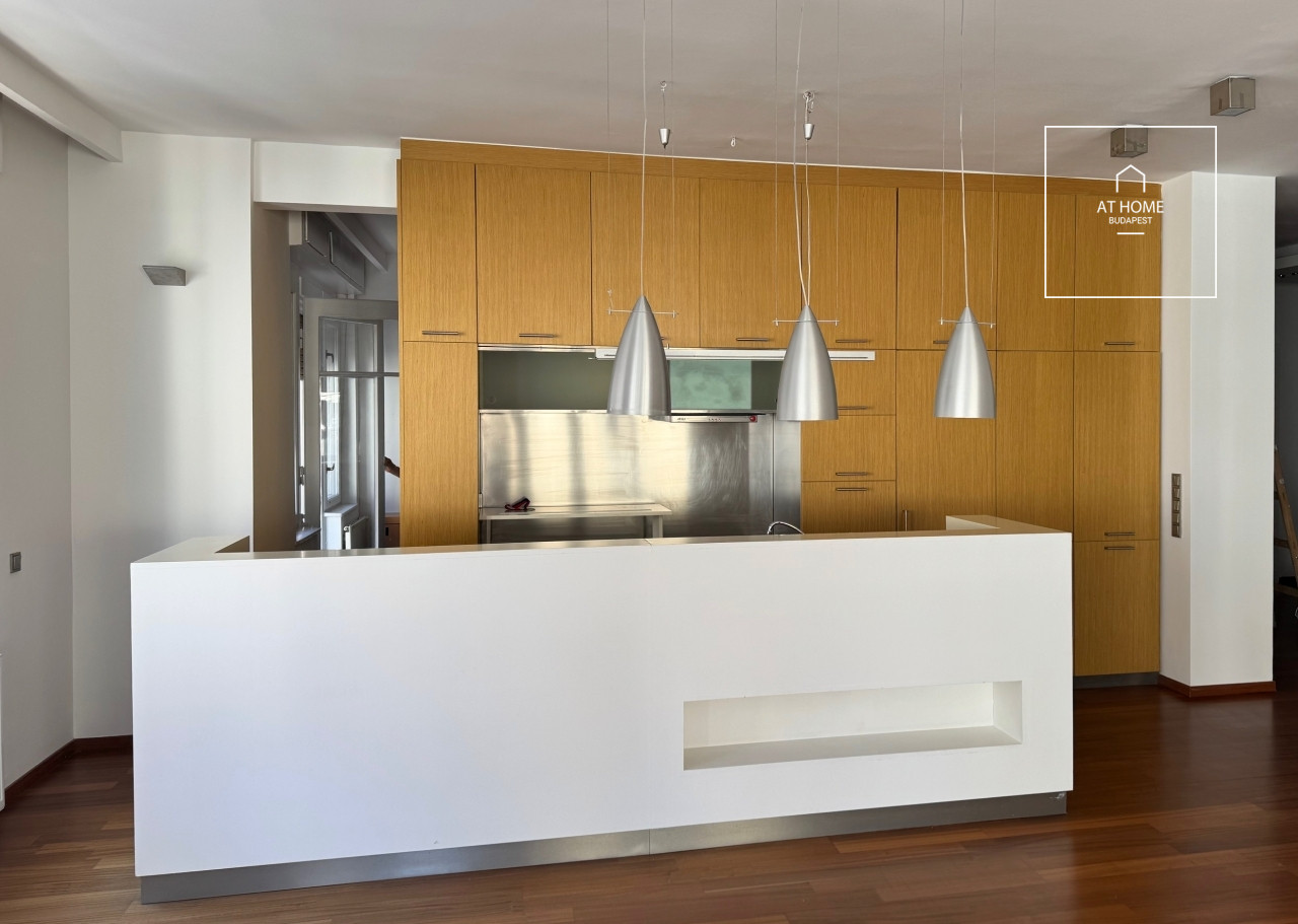 Renovated panoramic corner apartment in the city center, District V