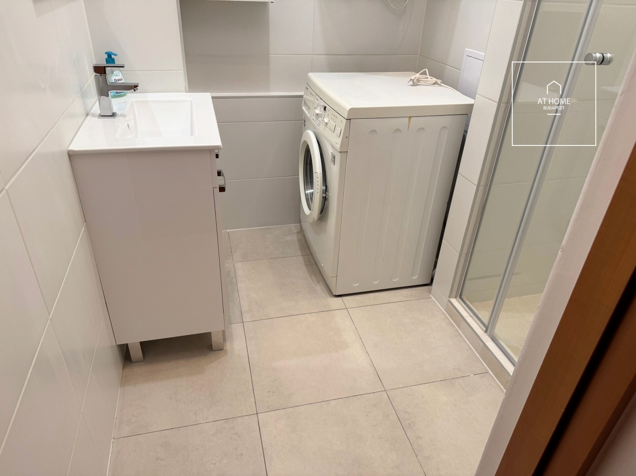 Renovated panoramic corner apartment in the city center, District V