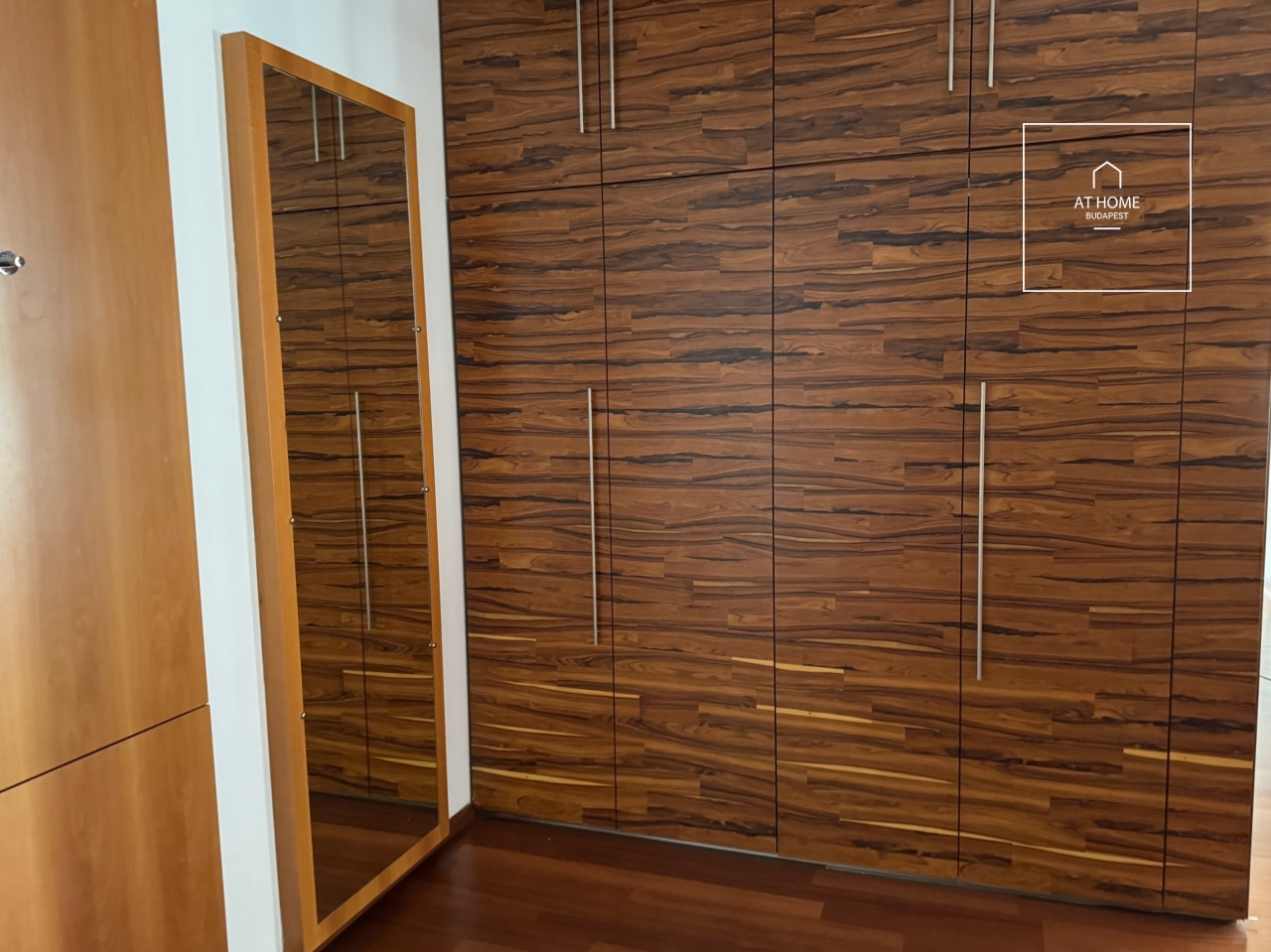 Felújított panorámás, belvárosi saroklakás az V. kerületben