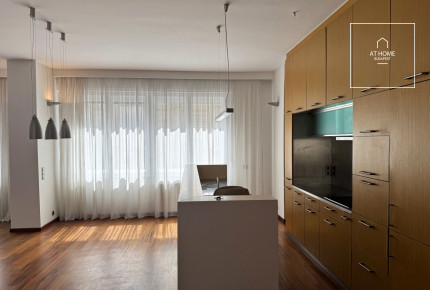 Renovated panoramic corner apartment in the city center, District V