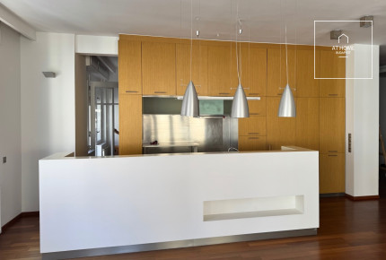 Renovated panoramic corner apartment in the city center, District V