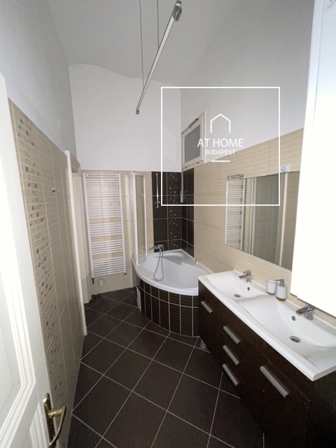 Pet-Friendly 3-Bedroom Apartment for Long-Term Rent in District VI