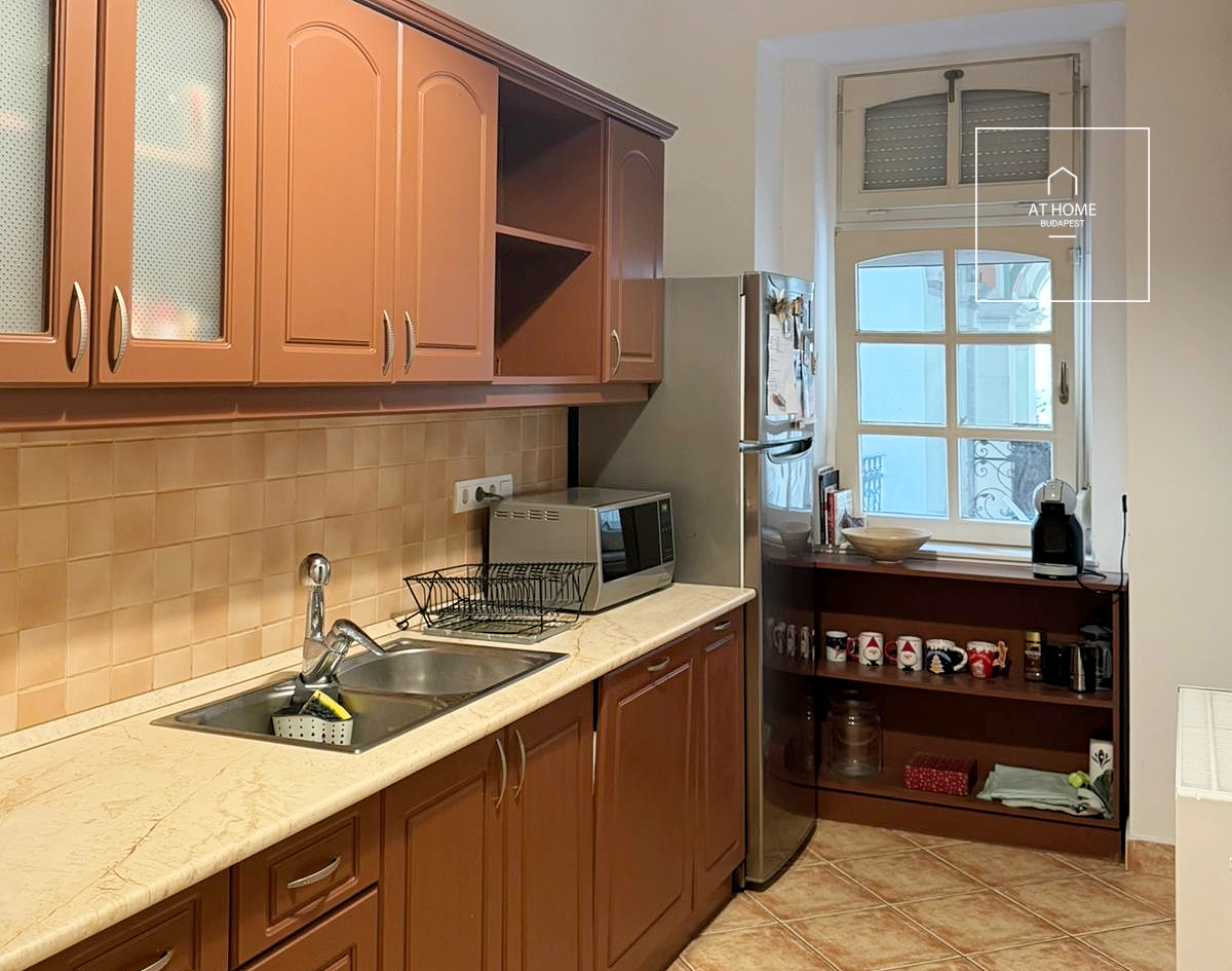 Pet-Friendly 3-Bedroom Apartment for Long-Term Rent in District VI