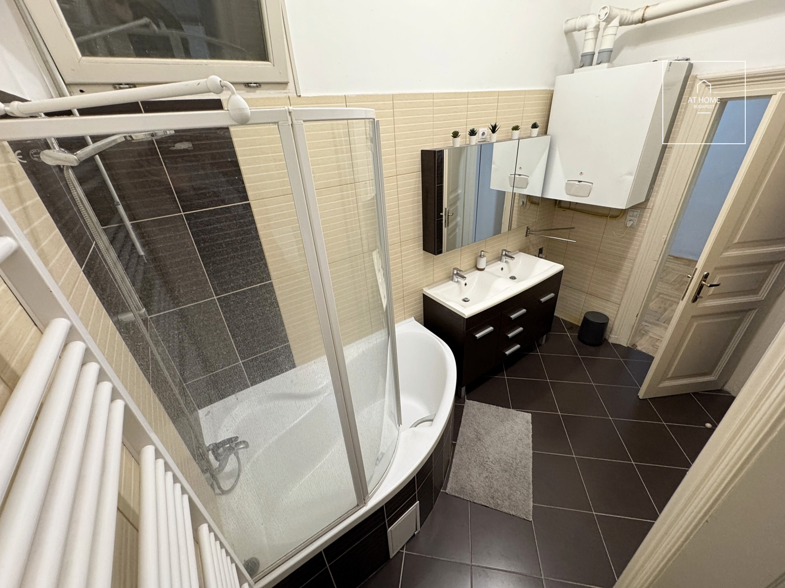 Pet-Friendly 3-Bedroom Apartment for Long-Term Rent in District VI