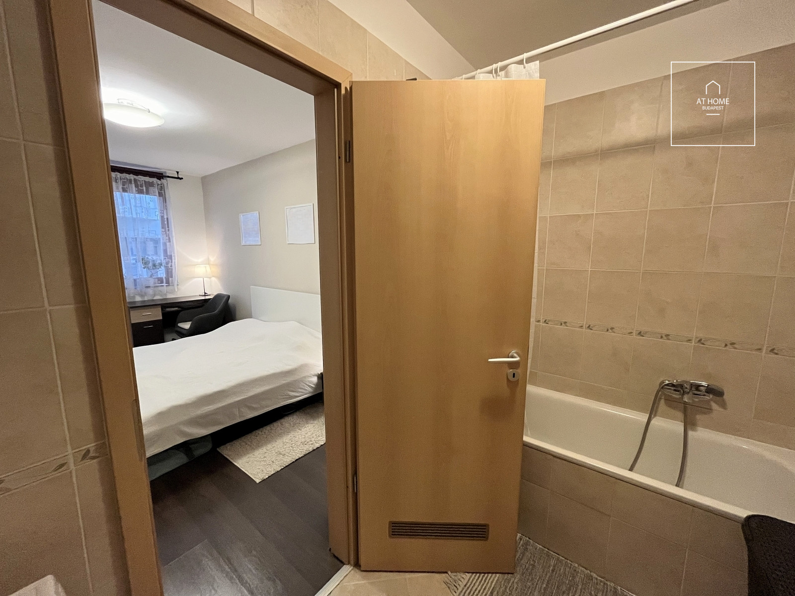 82 sqm apartment with parking space near Andrássy Avenue