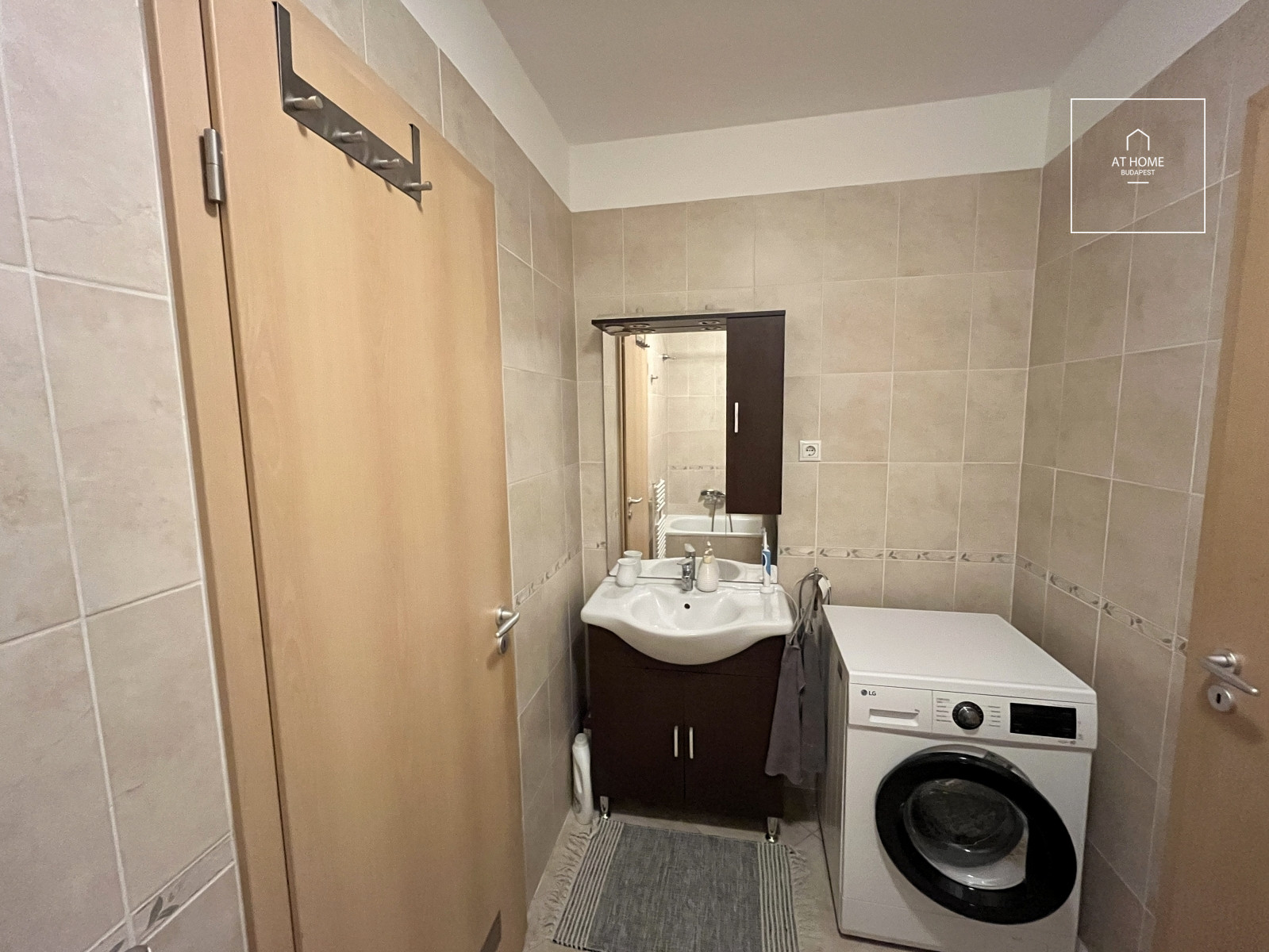 82 sqm apartment with parking space near Andrássy Avenue