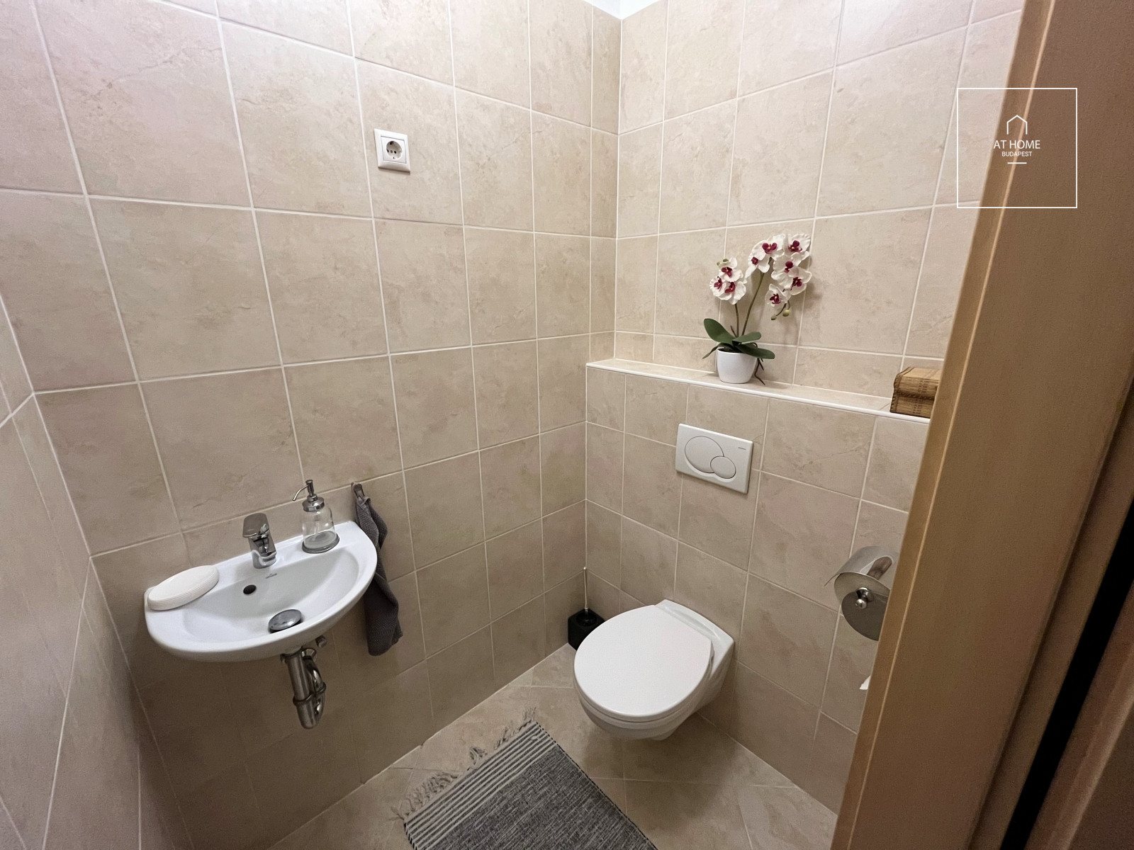 82 sqm apartment with parking space near Andrássy Avenue