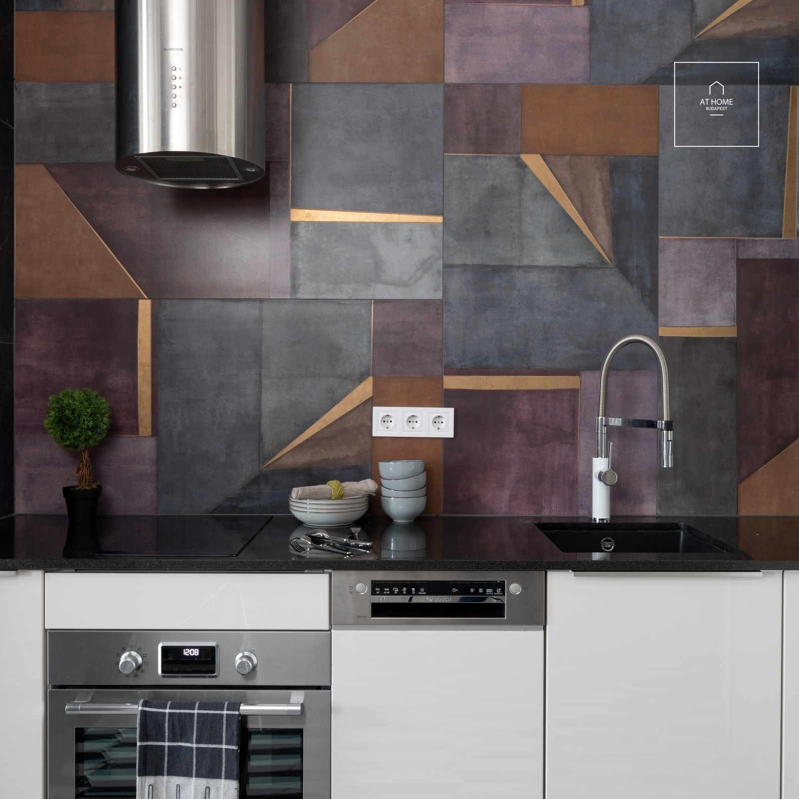 Frissen felújított és bútorozott belvárosi panorámás lakás