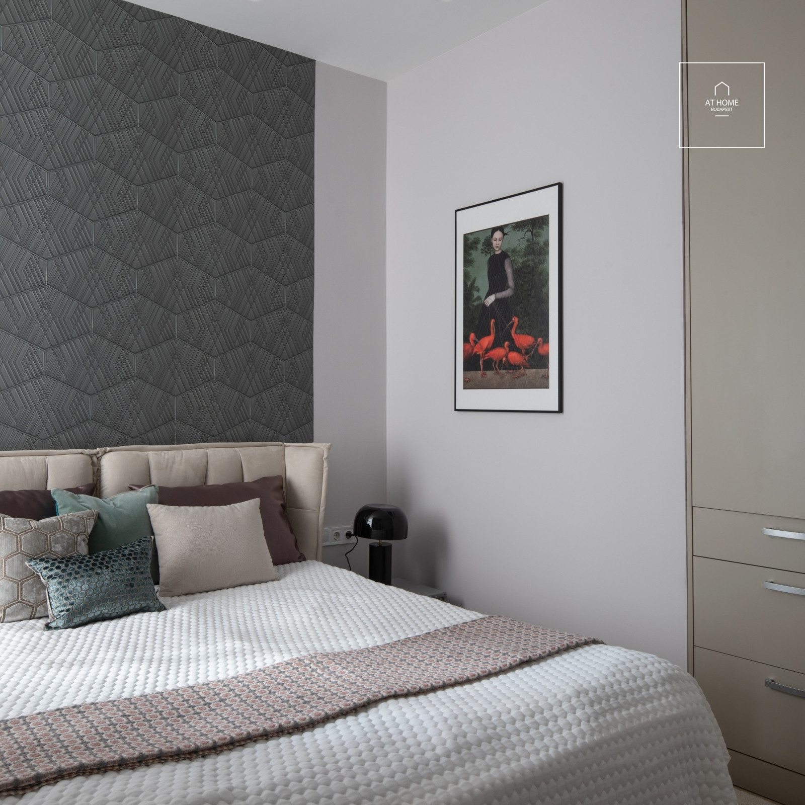 Frissen felújított és bútorozott belvárosi panorámás lakás