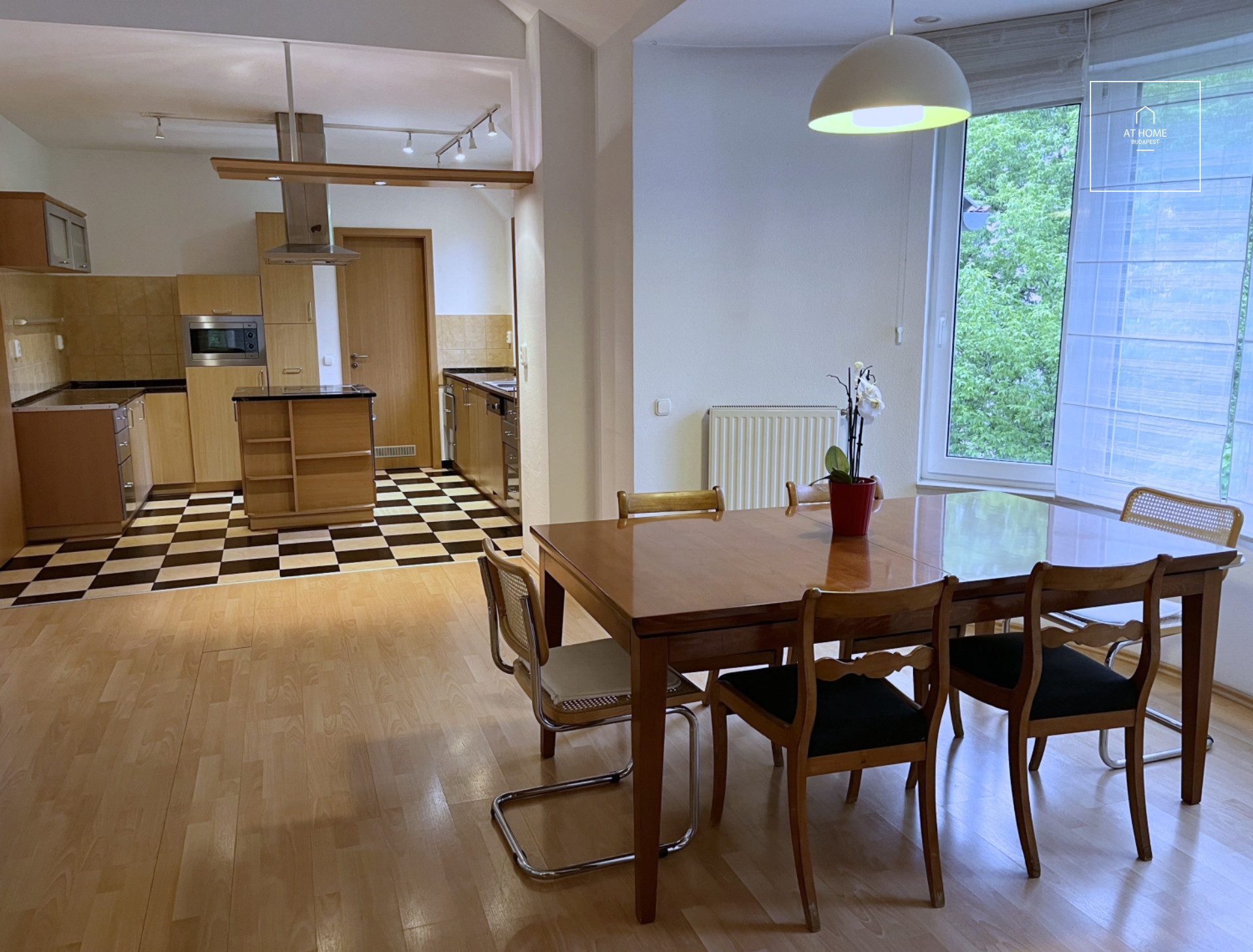 Exkluzív, 196 nm-es elegáns lakás eladó Budapest I. kerületének történelmi utcájában