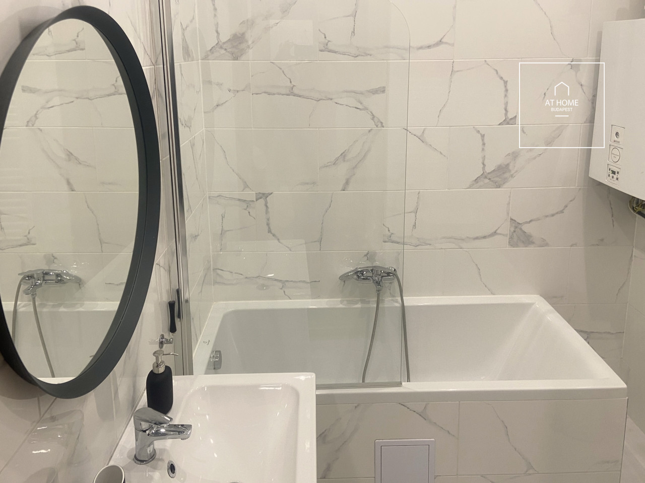 Renovated 2-bedroom apartment for rent in downtown Budapest, distict 6.