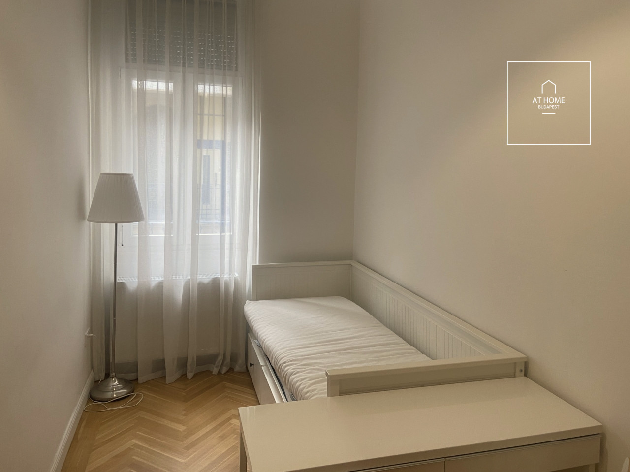 Renovated 2-bedroom apartment for rent in downtown Budapest, distict 6.