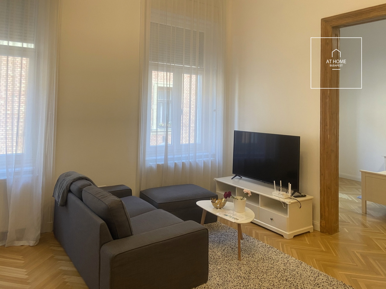 Budapest belvárosában a 6.kerületben, felújított, 2 hálószobás lakás kiadó