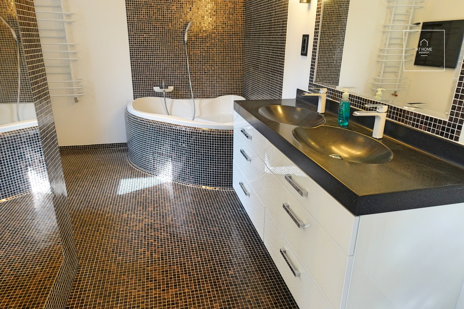 Modern apartment with huge terrace for rent in tthe XIII. district