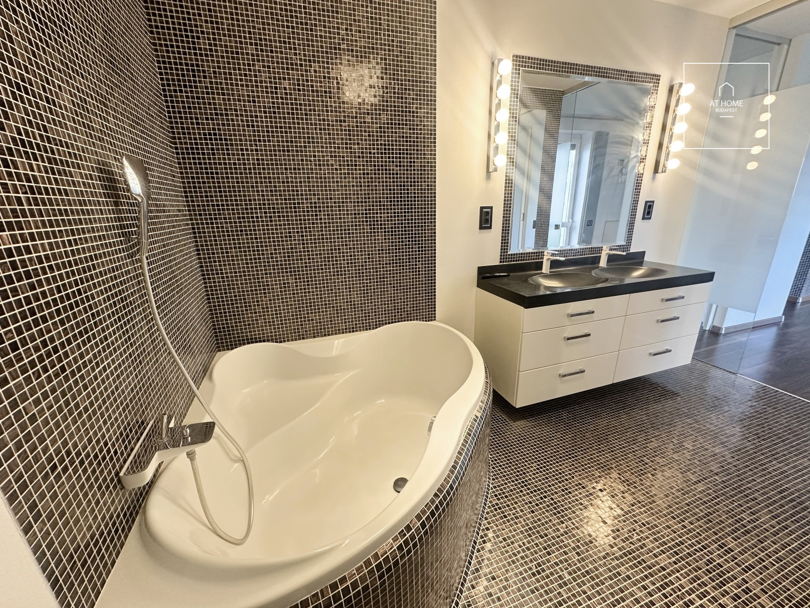 Modern apartment with huge terrace for rent in tthe XIII. district