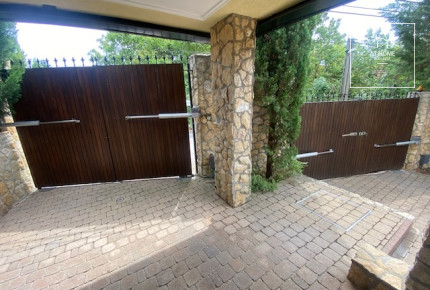 Renovated 150 sqm family home in a green area in 2nd District, Szépvölgy