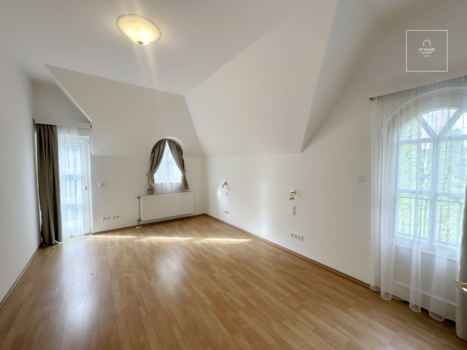 Különleges villa stílusú ikerház Istenhegyen