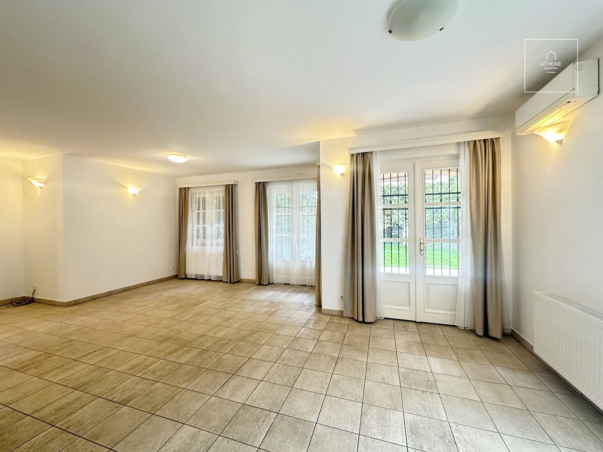 Különleges villa stílusú ikerház Istenhegyen