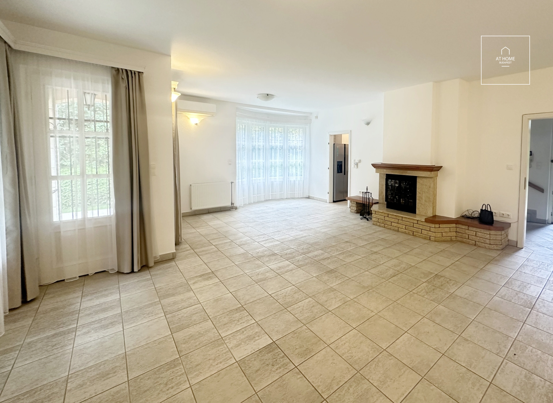 Különleges villa stílusú ikerház Istenhegyen