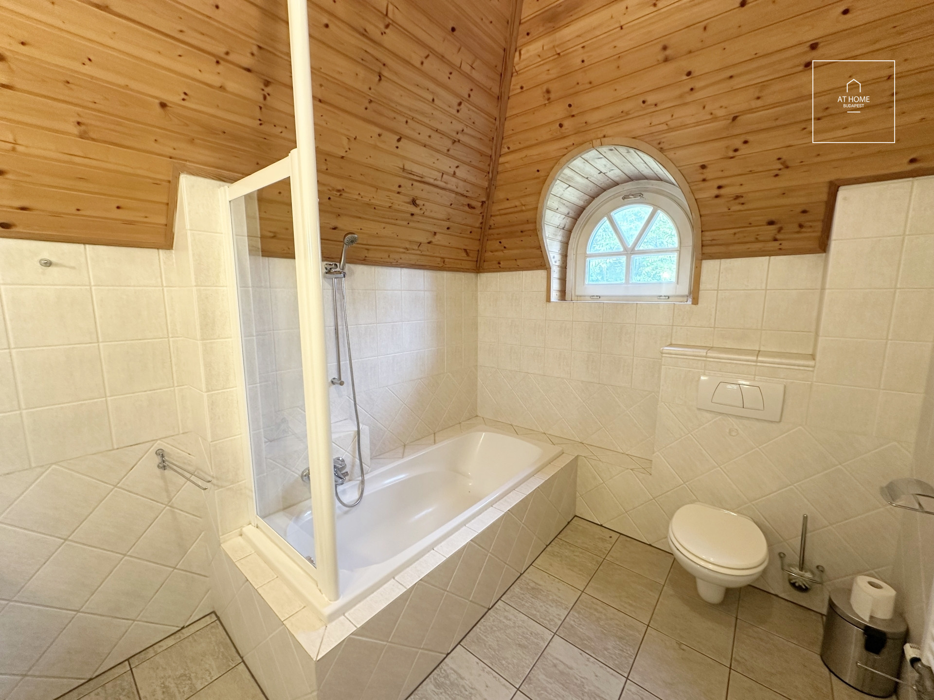 Különleges villa stílusú ikerház Istenhegyen