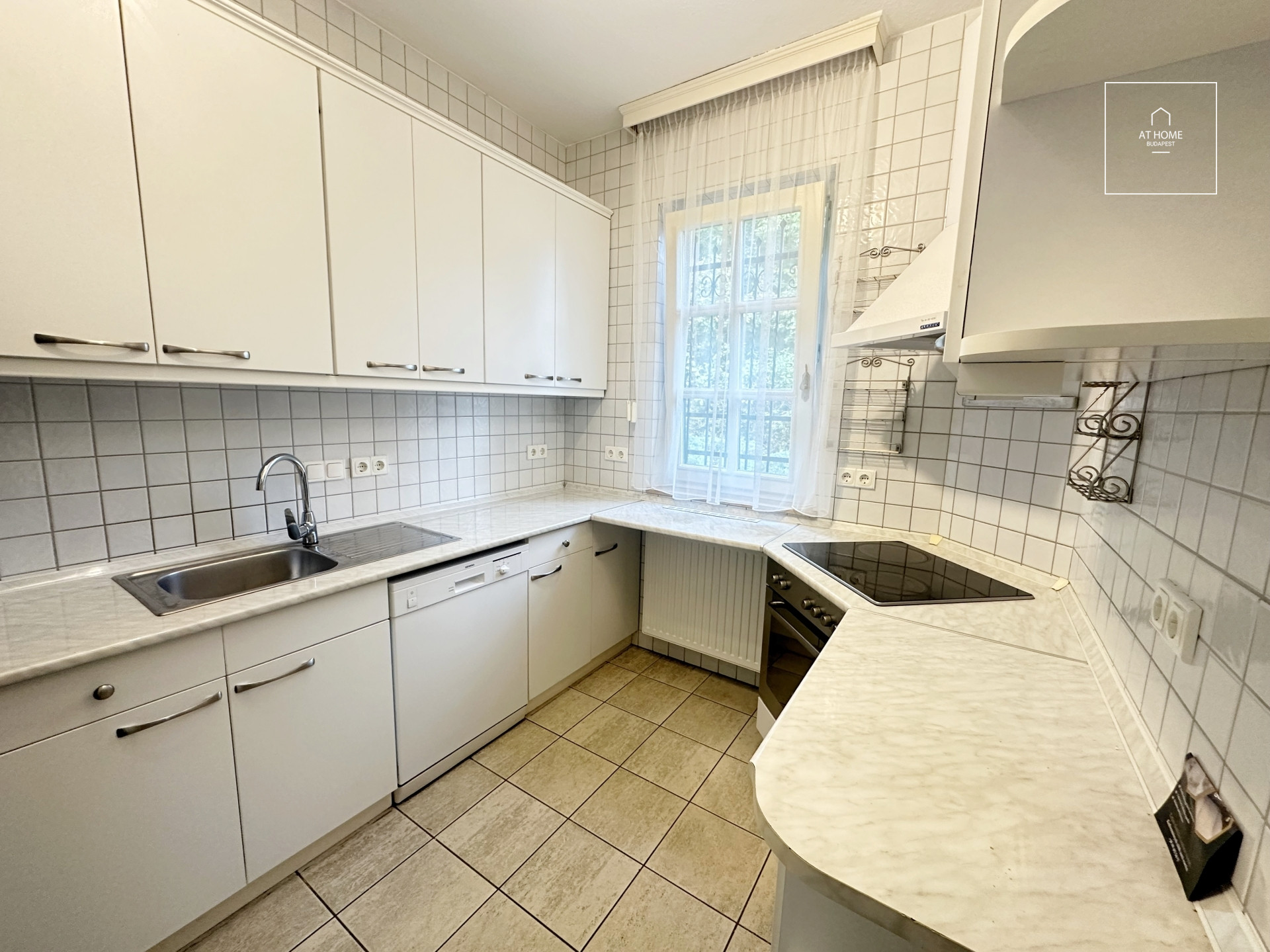 Különleges villa stílusú ikerház Istenhegyen