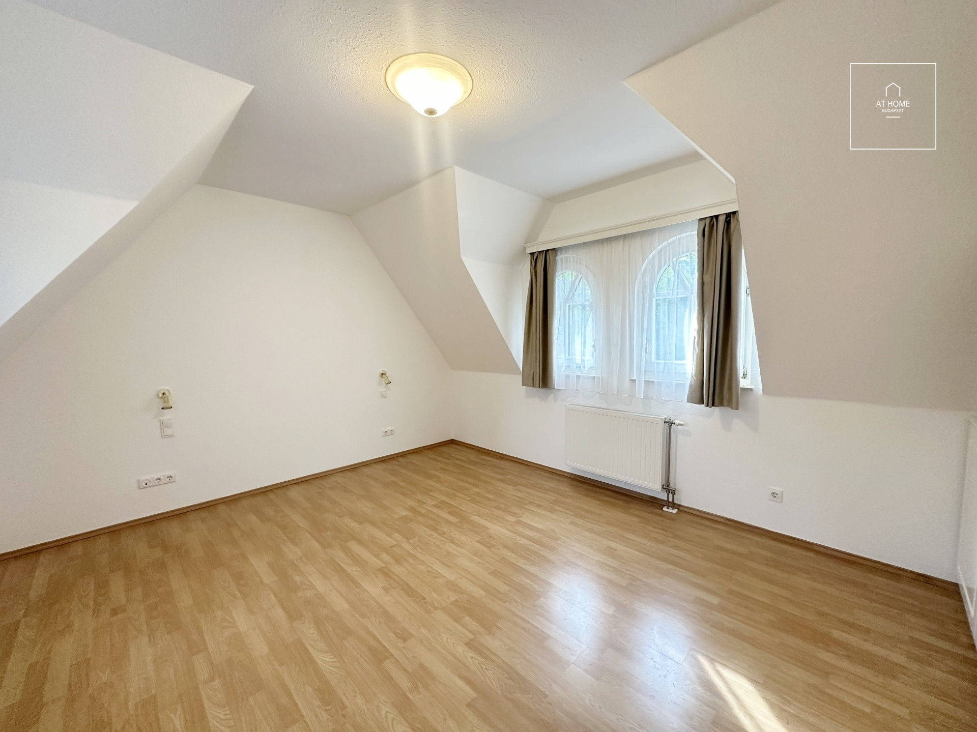 Különleges villa stílusú ikerház Istenhegyen