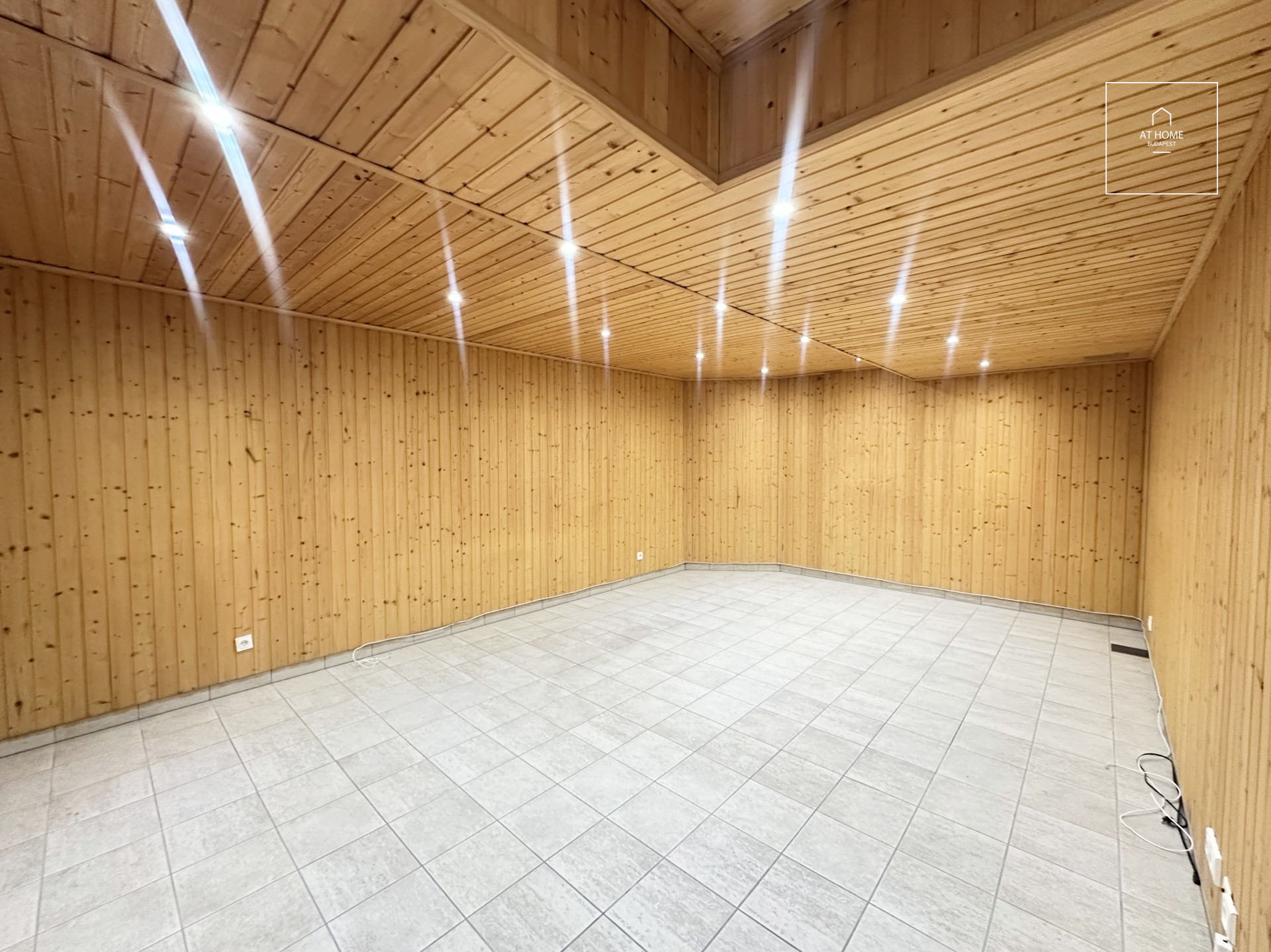 Különleges villa stílusú ikerház Istenhegyen