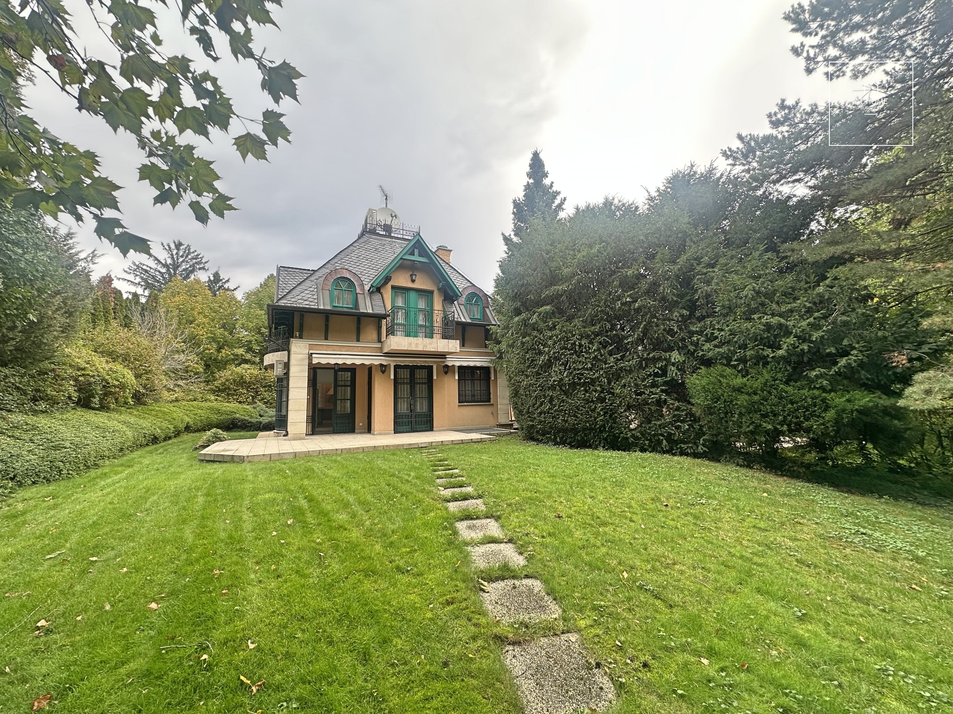 Különleges villa stílusú ikerház Istenhegyen