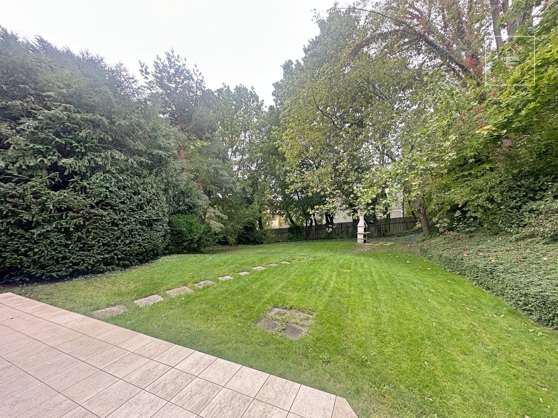 Különleges villa stílusú ikerház Istenhegyen