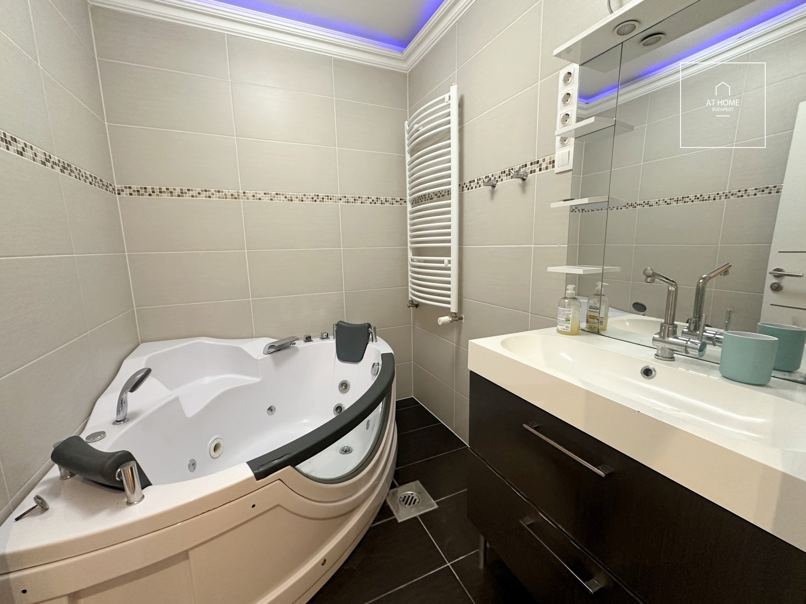 PANORÁMÁS, DUPLEX VILLA LAKÁS ZÖLD KÖRNYEZETBEN – TÖRÖKVÉSZ, II. KERÜLET