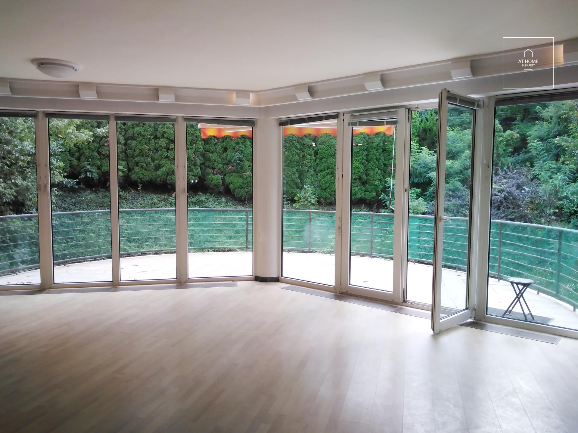 Four-storey semi-detached house with panoramic views and a landscaped garden in Kútvölgy, District XII