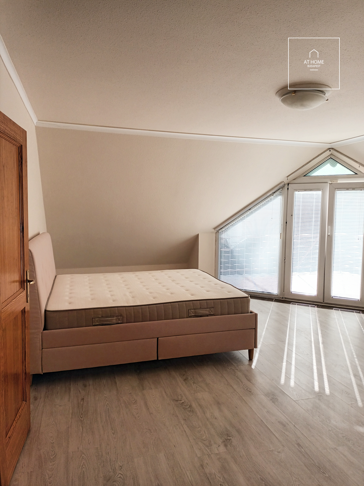 Four-storey semi-detached house with panoramic views and a landscaped garden in Kútvölgy, District XII