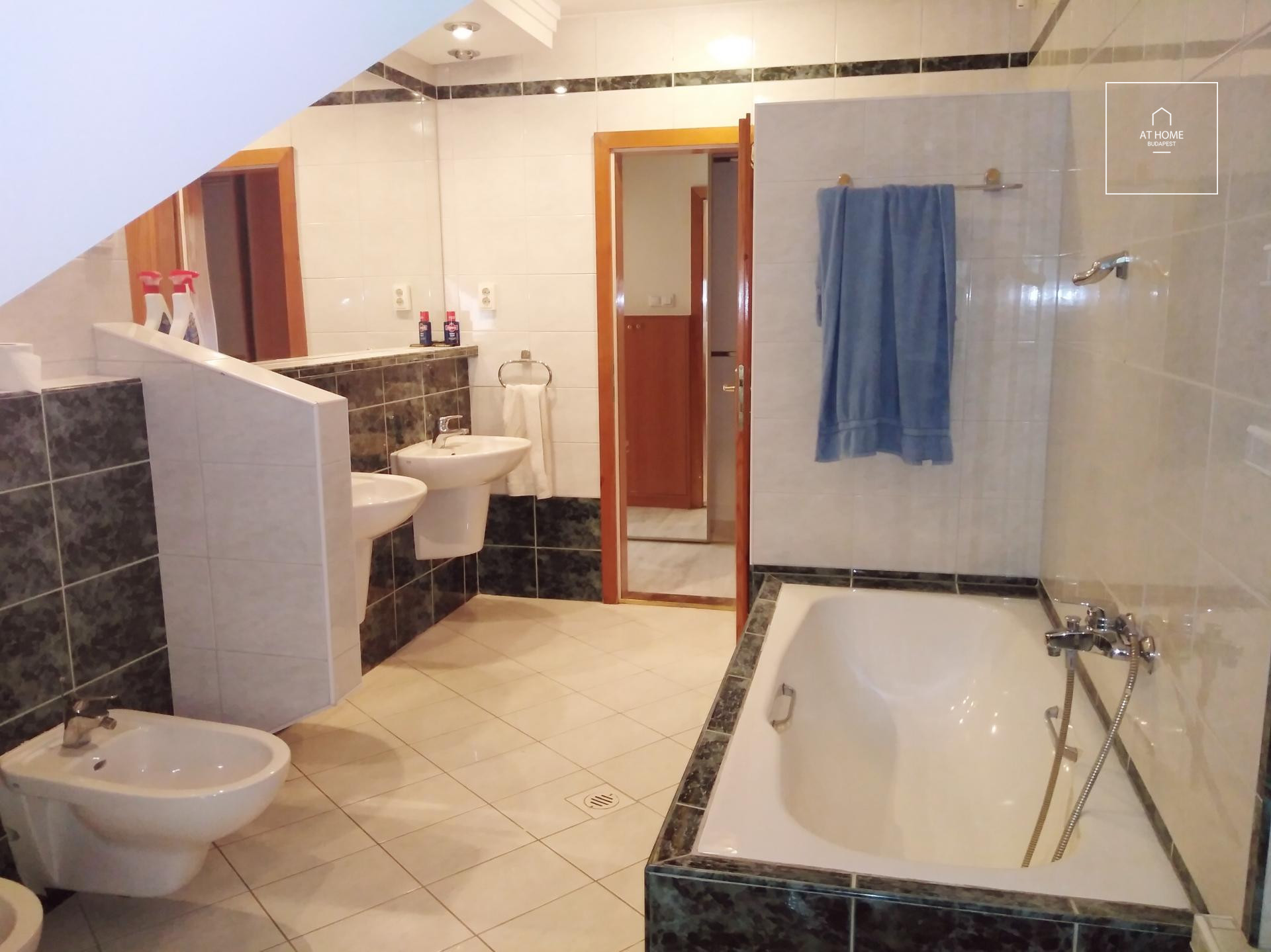 Four-storey semi-detached house with panoramic views and a landscaped garden in Kútvölgy, District XII