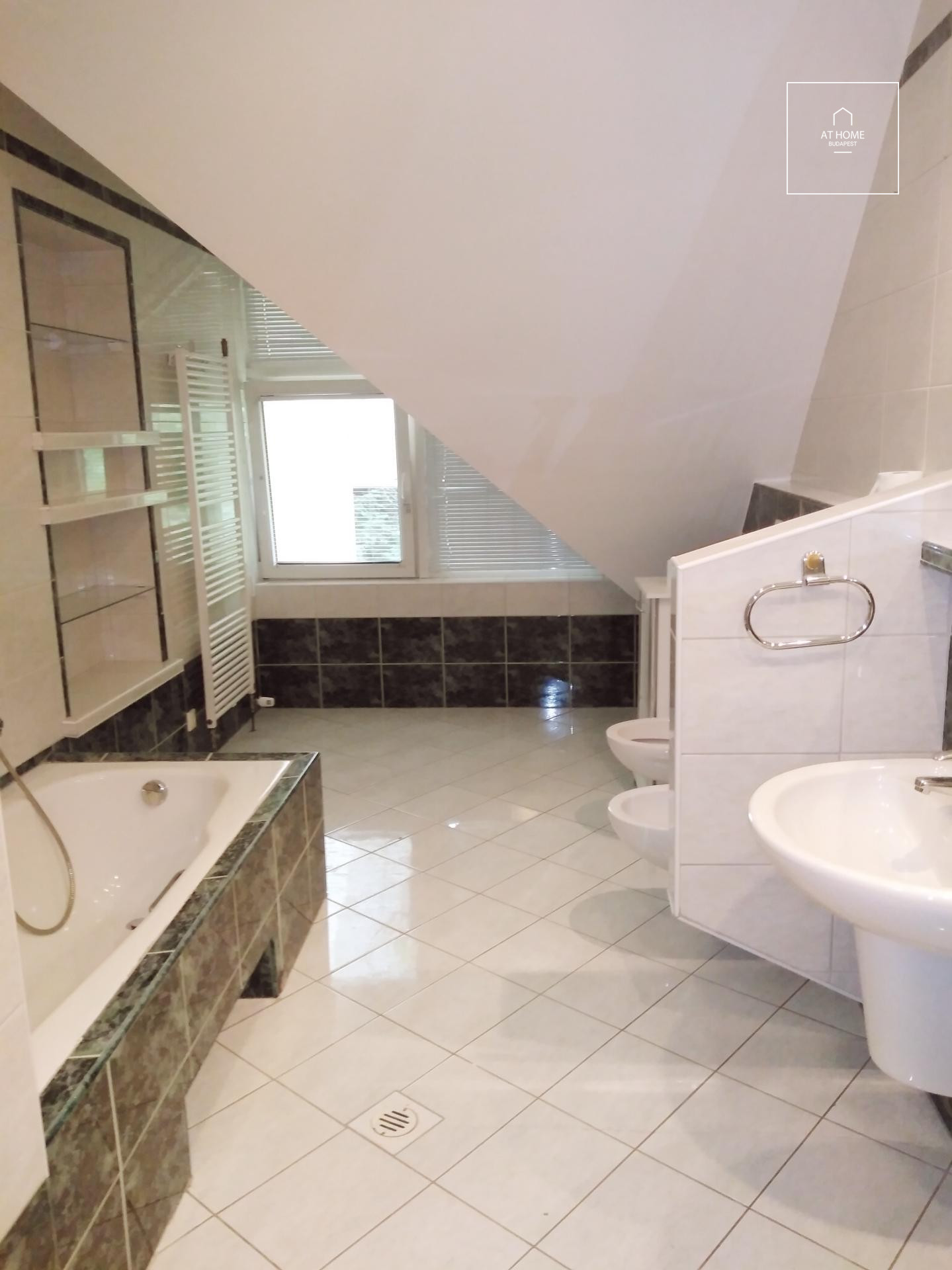 Four-storey semi-detached house with panoramic views and a landscaped garden in Kútvölgy, District XII