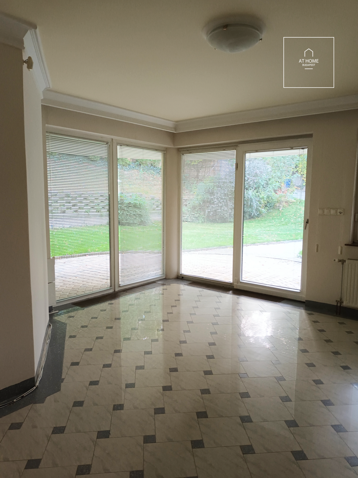 Four-storey semi-detached house with panoramic views and a landscaped garden in Kútvölgy, District XII