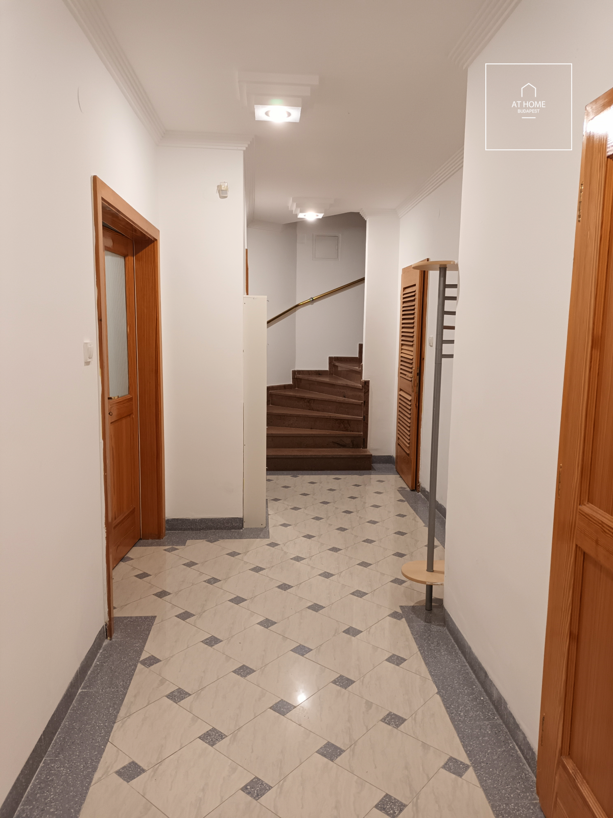 Four-storey semi-detached house with panoramic views and a landscaped garden in Kútvölgy, District XII