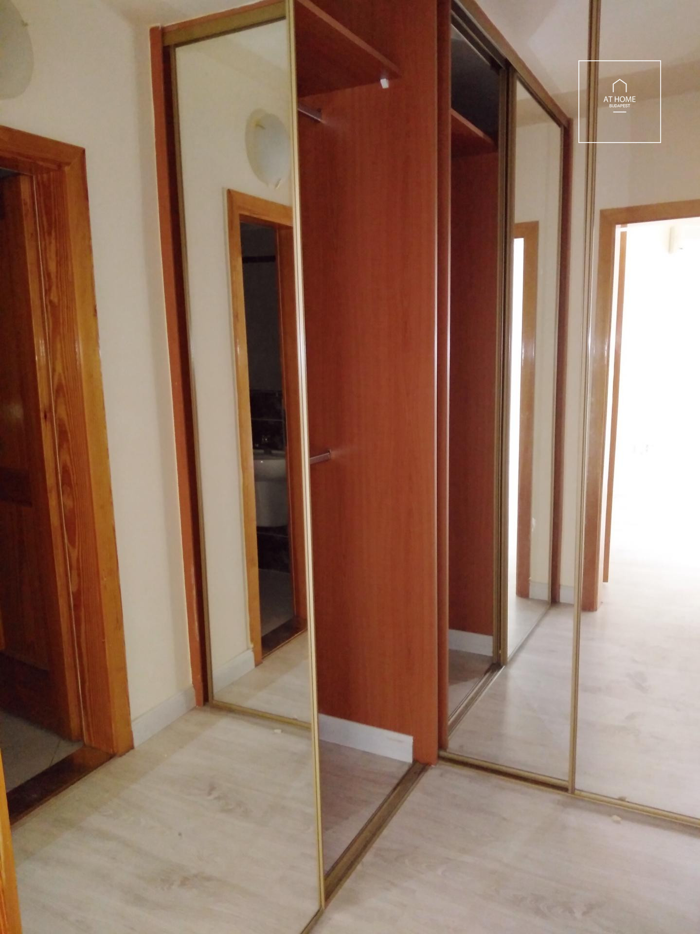 Four-storey semi-detached house with panoramic views and a landscaped garden in Kútvölgy, District XII