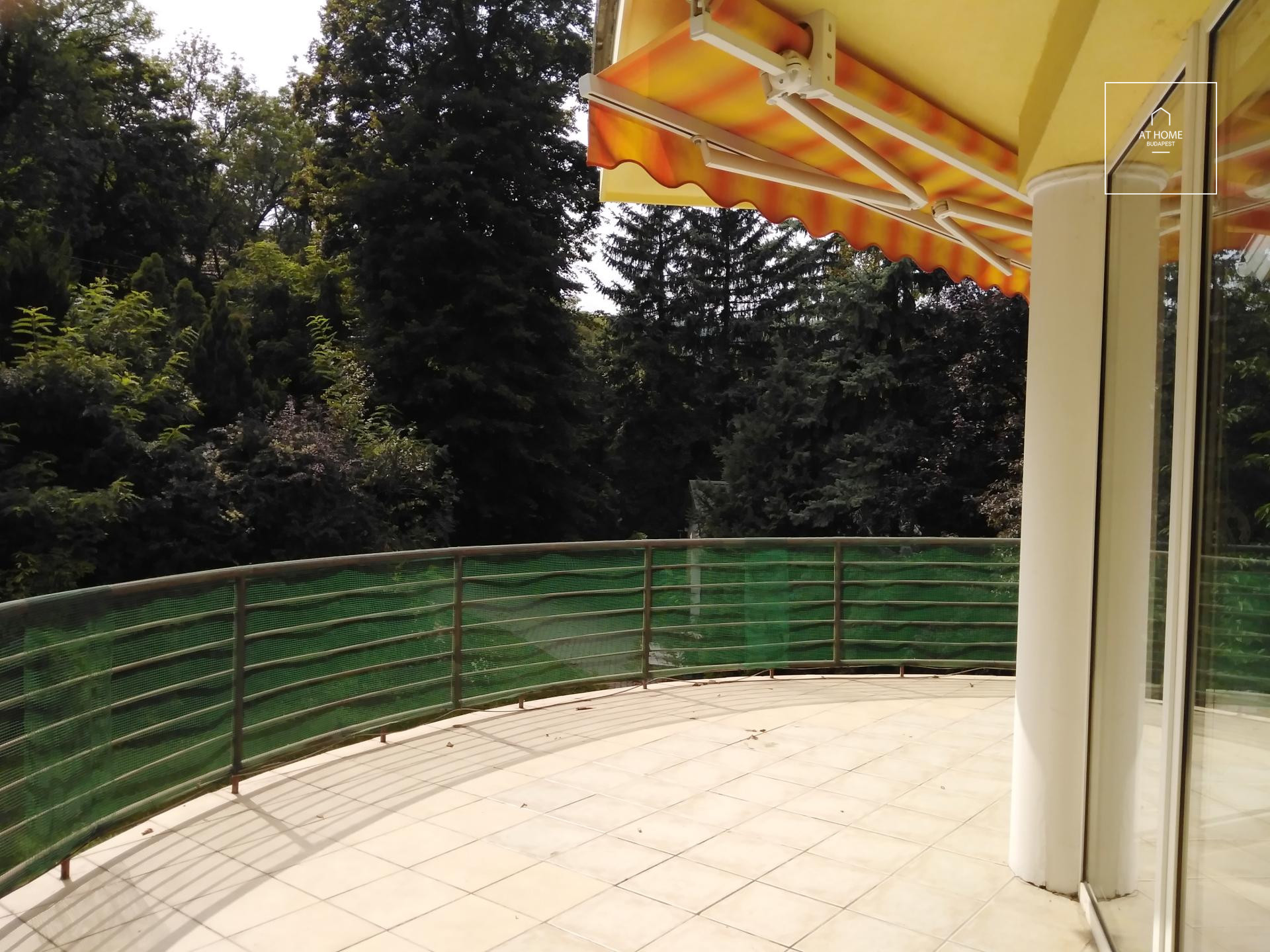 Four-storey semi-detached house with panoramic views and a landscaped garden in Kútvölgy, District XII