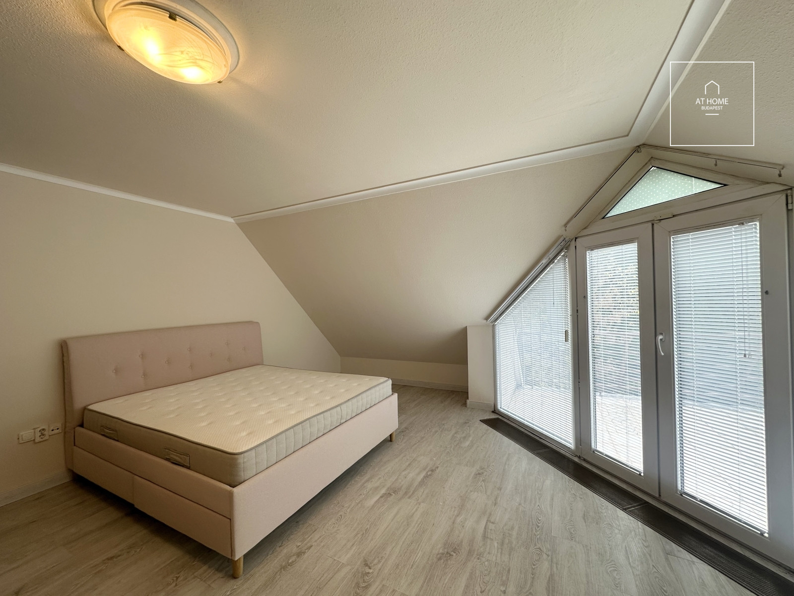 Four-storey semi-detached house with panoramic views and a landscaped garden in Kútvölgy, District XII