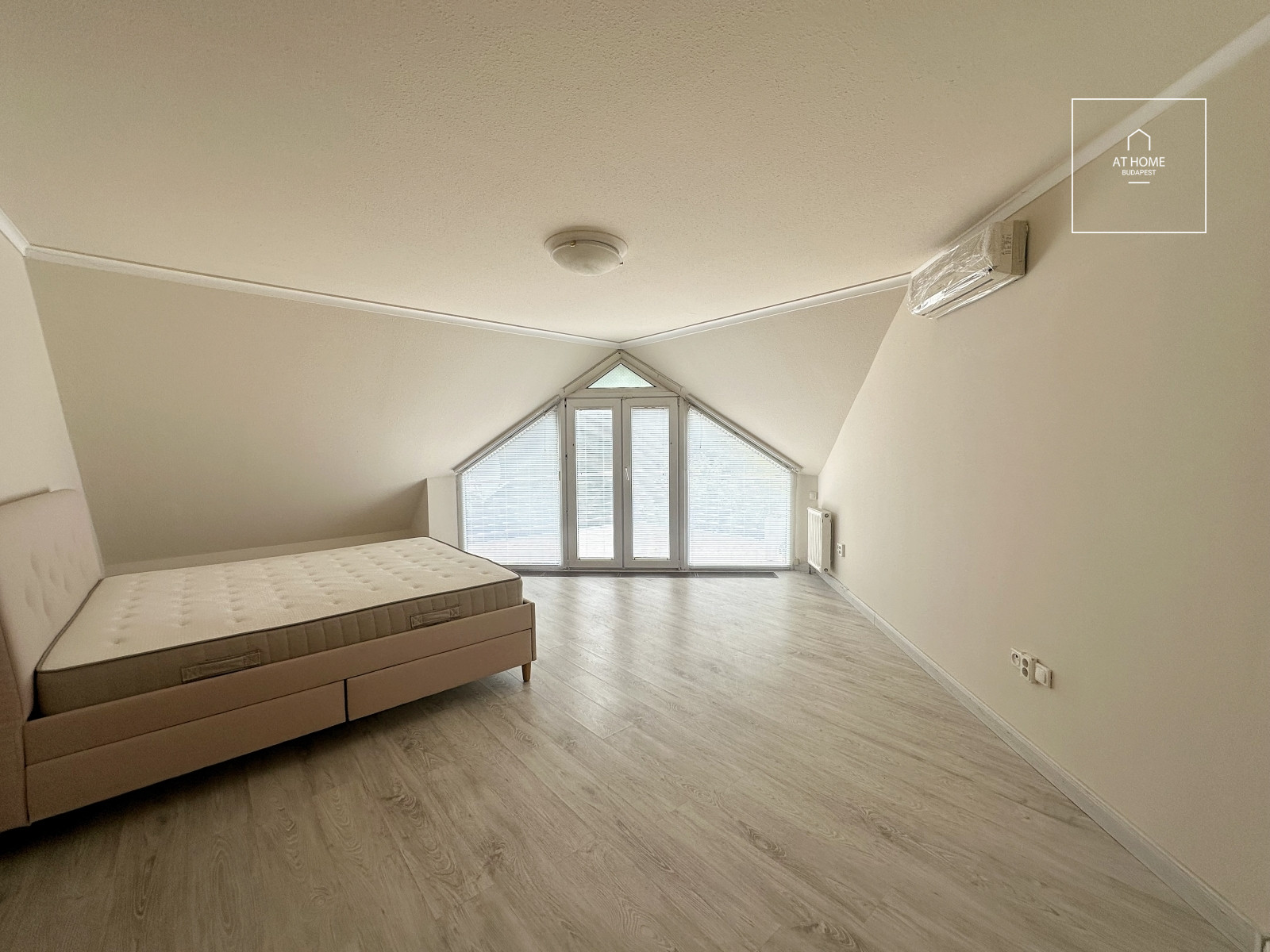 Four-storey semi-detached house with panoramic views and a landscaped garden in Kútvölgy, District XII