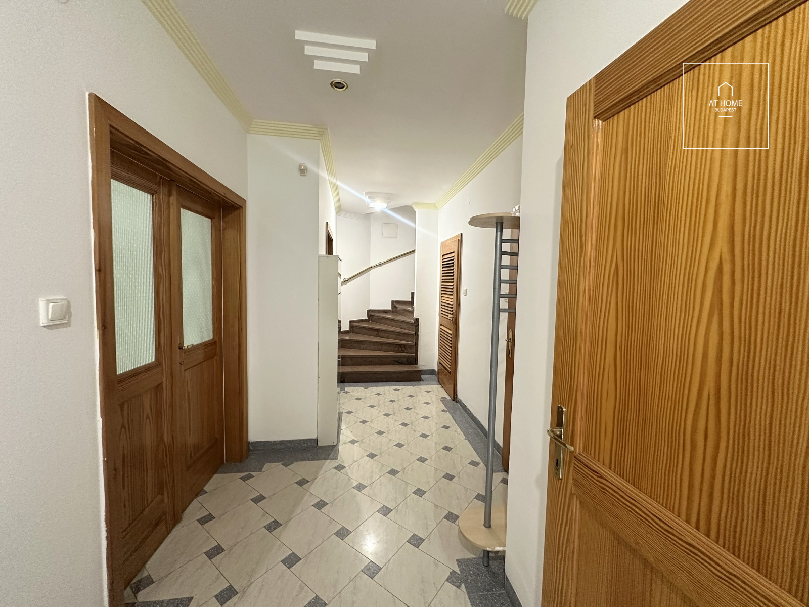 Panorámás négyszintes ikerház parkosított kerttel a XII. kerületi Kútvölgyben