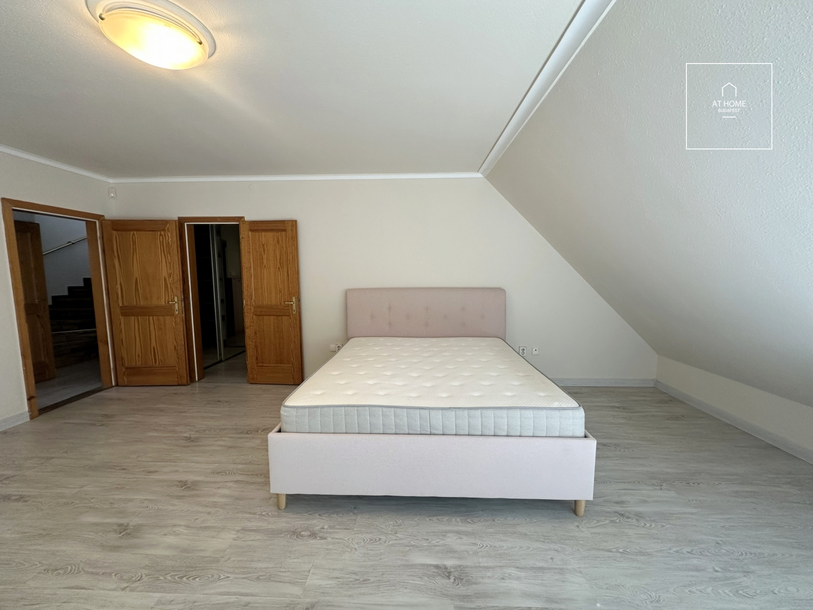 Four-storey semi-detached house with panoramic views and a landscaped garden in Kútvölgy, District XII