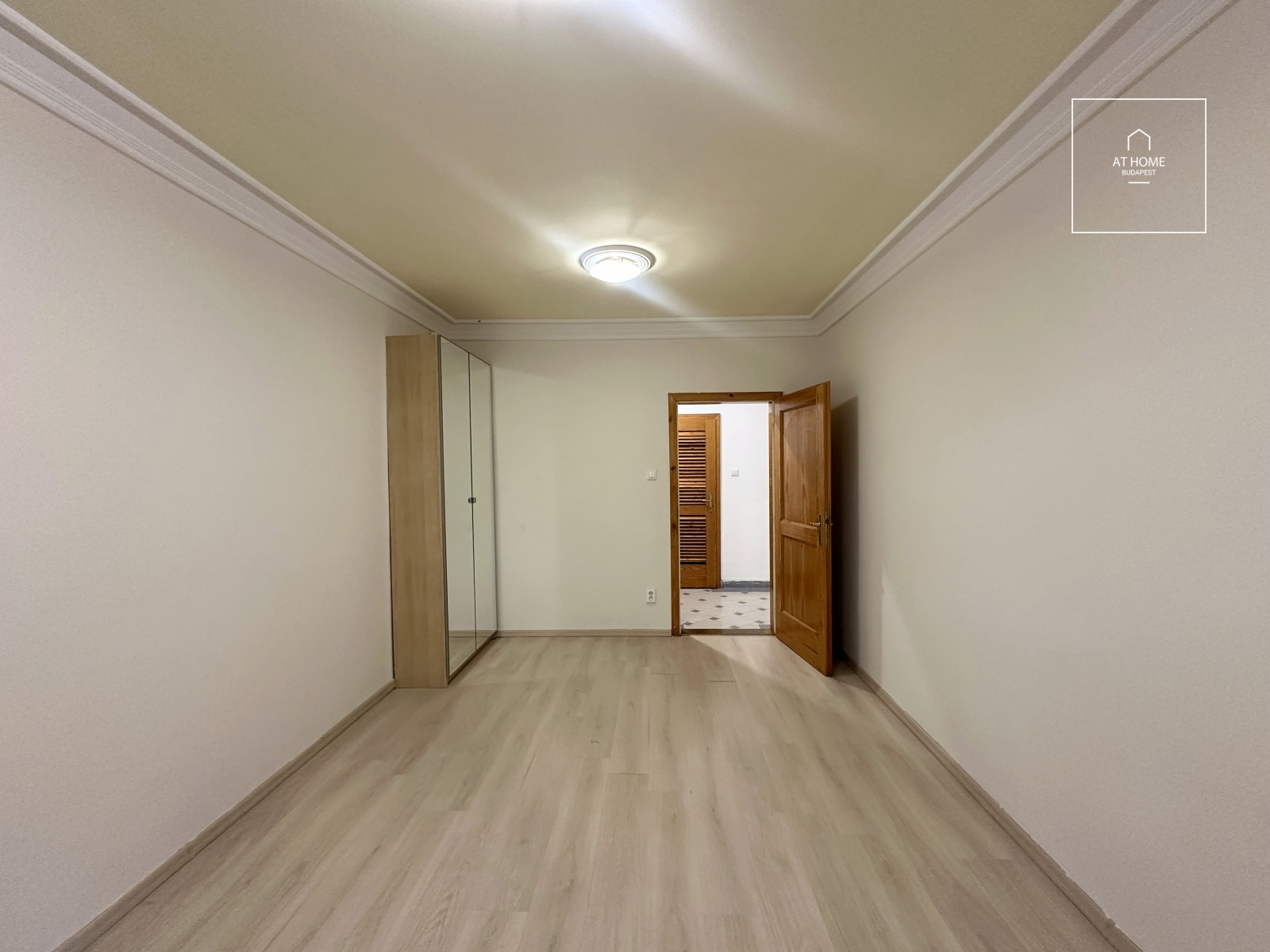 Four-storey semi-detached house with panoramic views and a landscaped garden in Kútvölgy, District XII