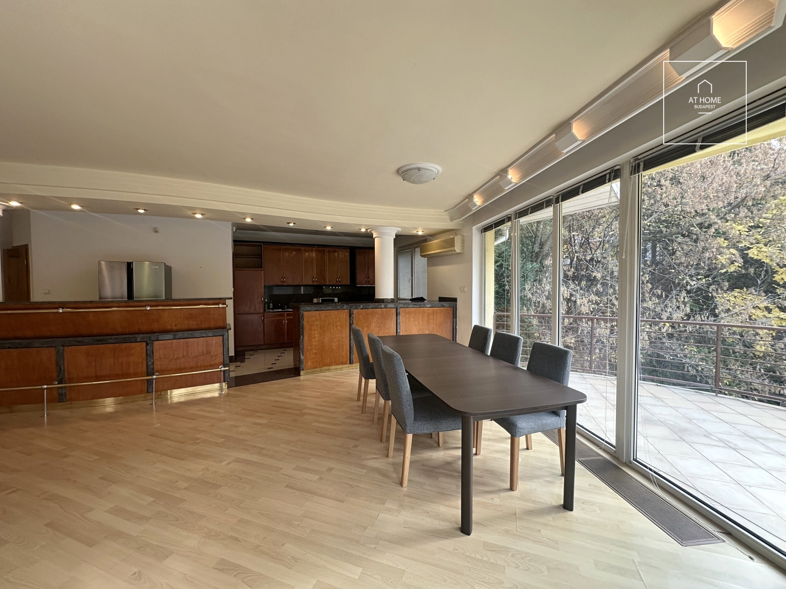 Four-storey semi-detached house with panoramic views and a landscaped garden in Kútvölgy, District XII