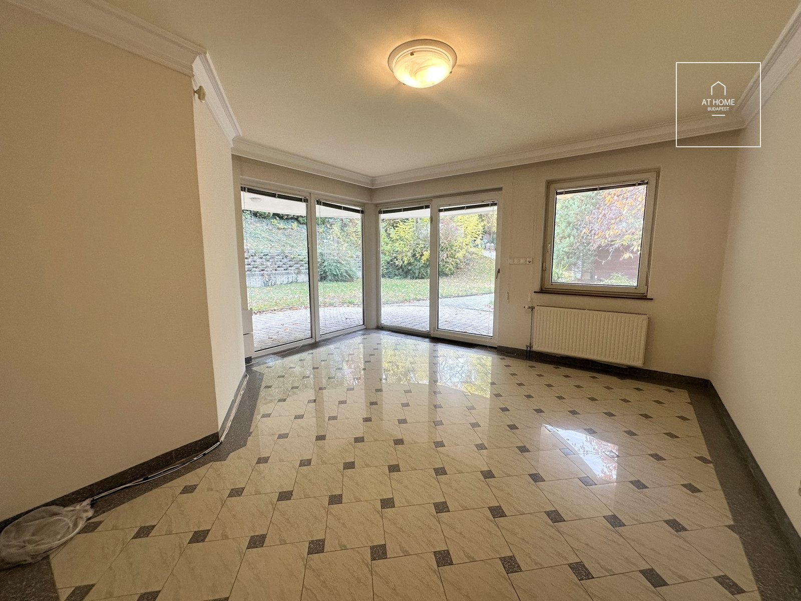 Four-storey semi-detached house with panoramic views and a landscaped garden in Kútvölgy, District XII