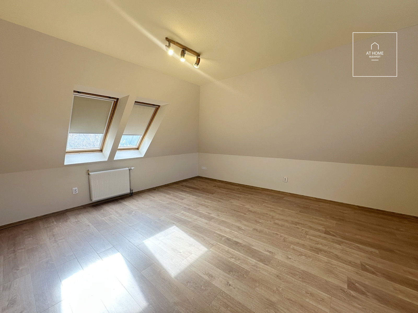 Four-storey semi-detached house with panoramic views and a landscaped garden in Kútvölgy, District XII