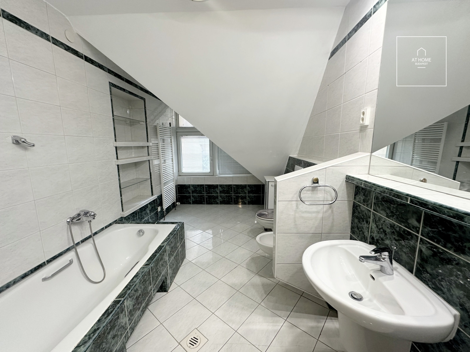 Four-storey semi-detached house with panoramic views and a landscaped garden in Kútvölgy, District XII